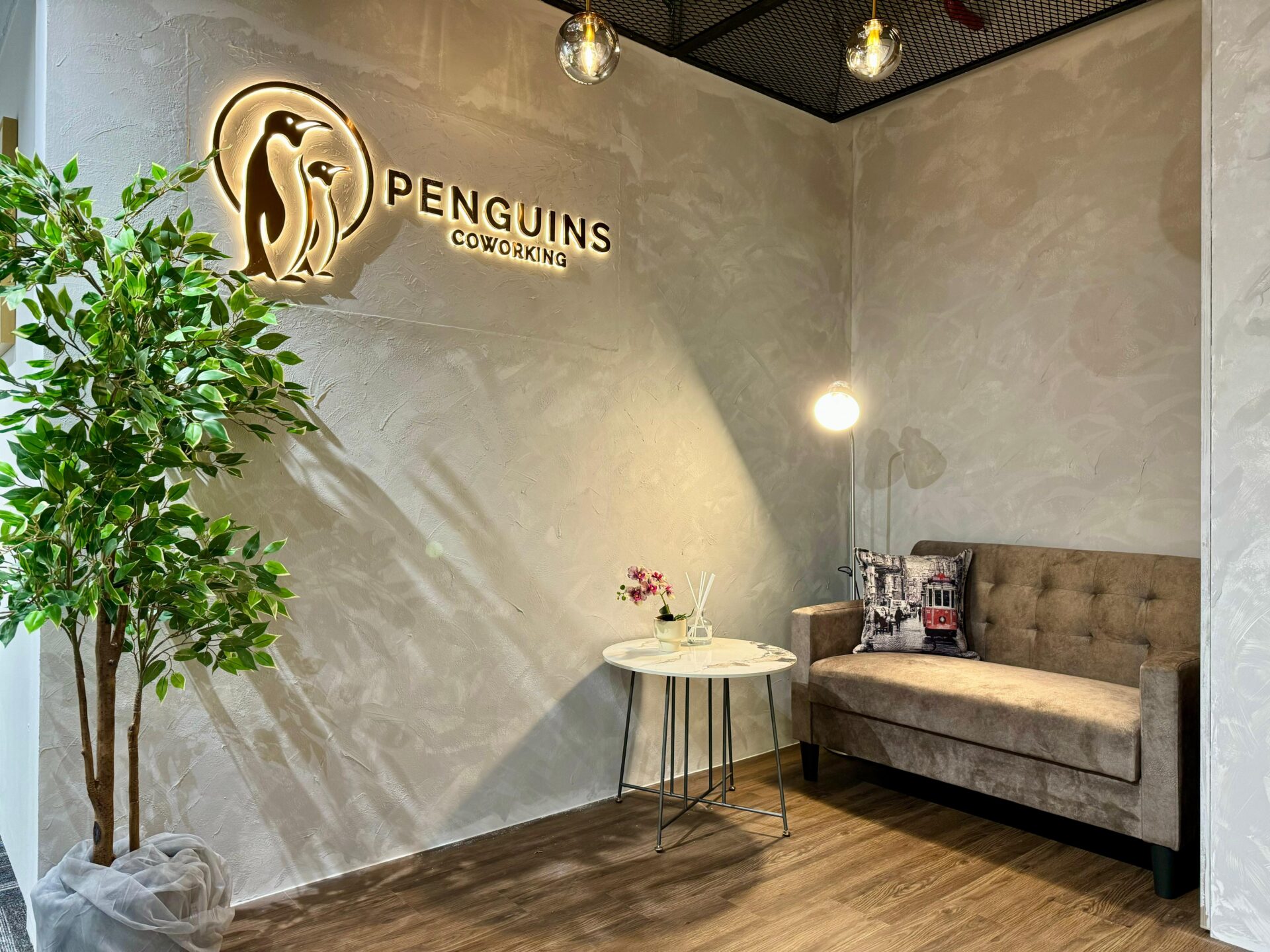 Penguins Coworking – International Plaza